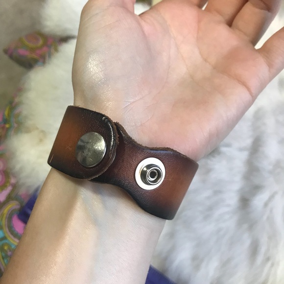 Carved Leather Peace Bracelet Brown language - Picture 4 of 7